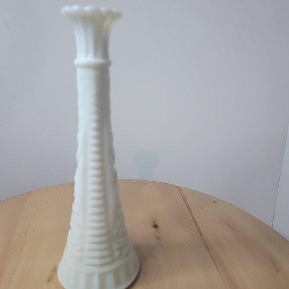 Milk Glass vase 9" - Picture 4 of 8